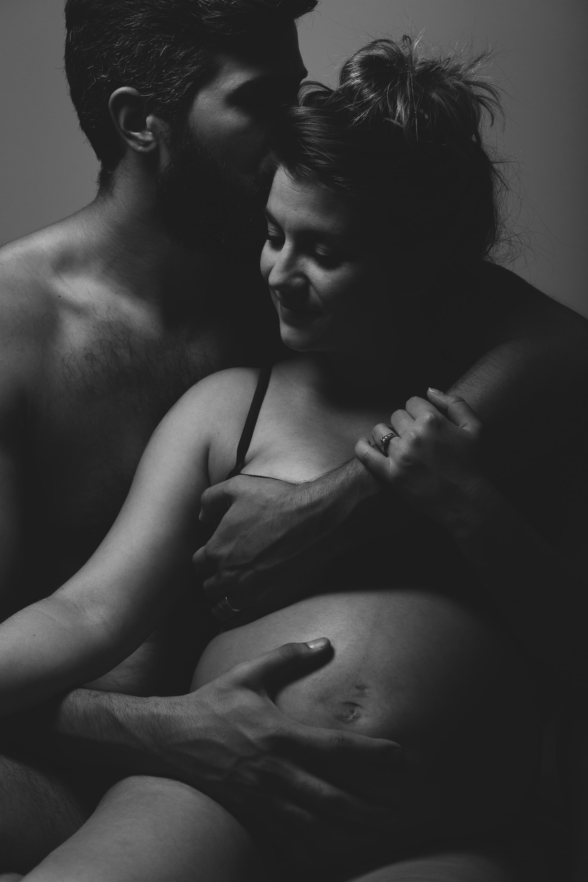 Séance studio photo boudoir intime grossesse à la maison en noir et blanc
