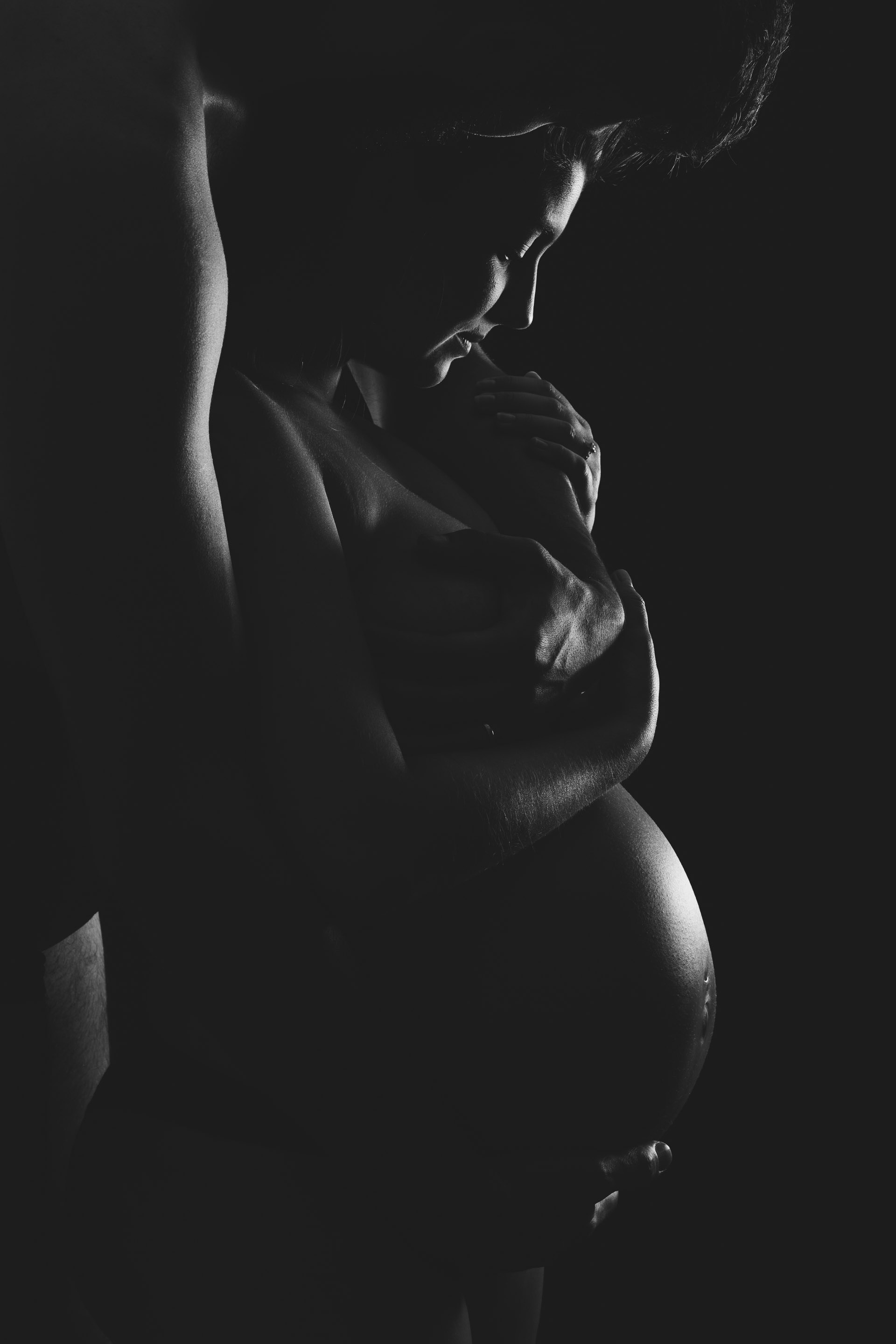 Photo studio boudoir intime grossesse à la maison en clair obscur