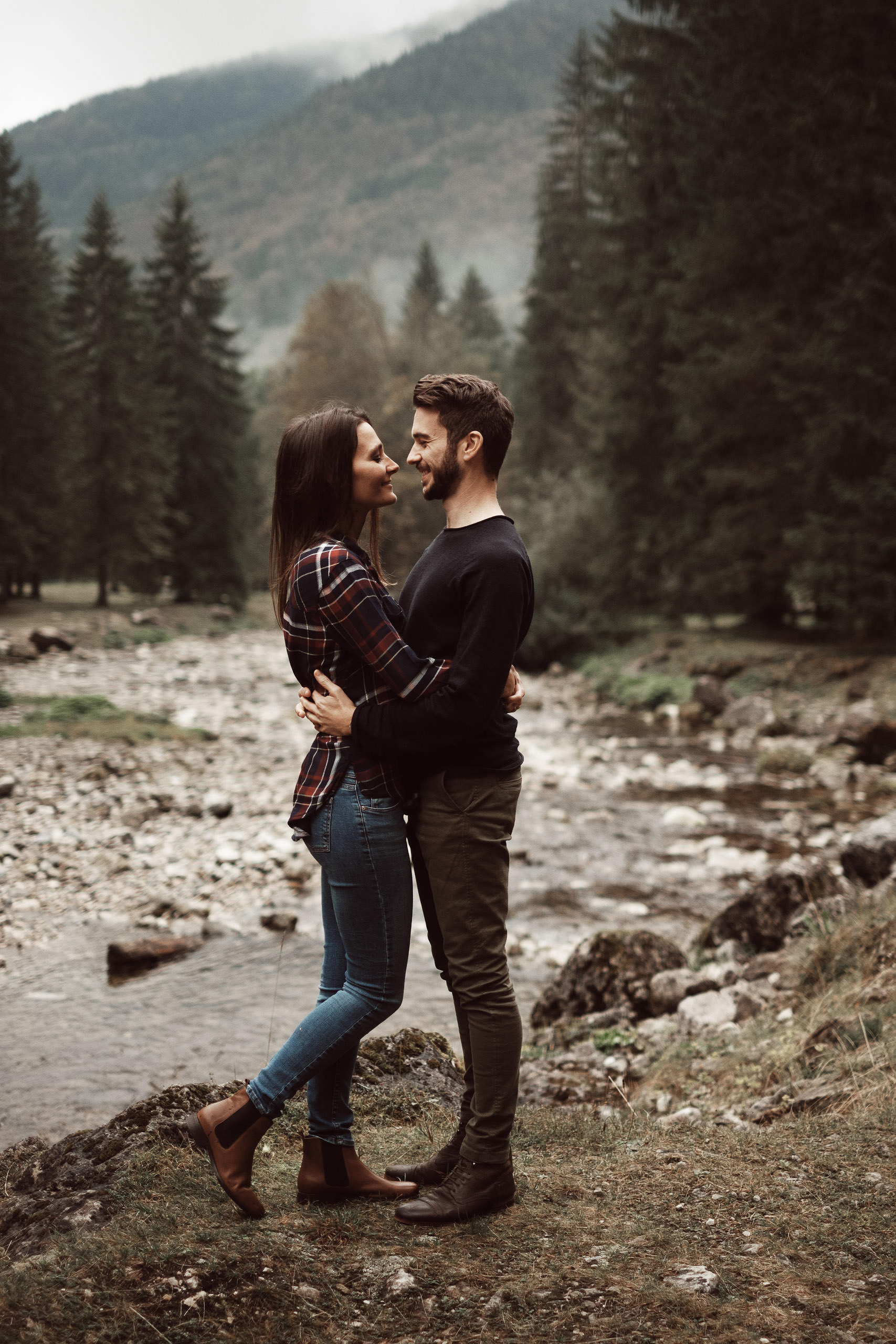 Proche Grenoble : photo de couple en montagne au cirque de Saint Même (Chartreuse)