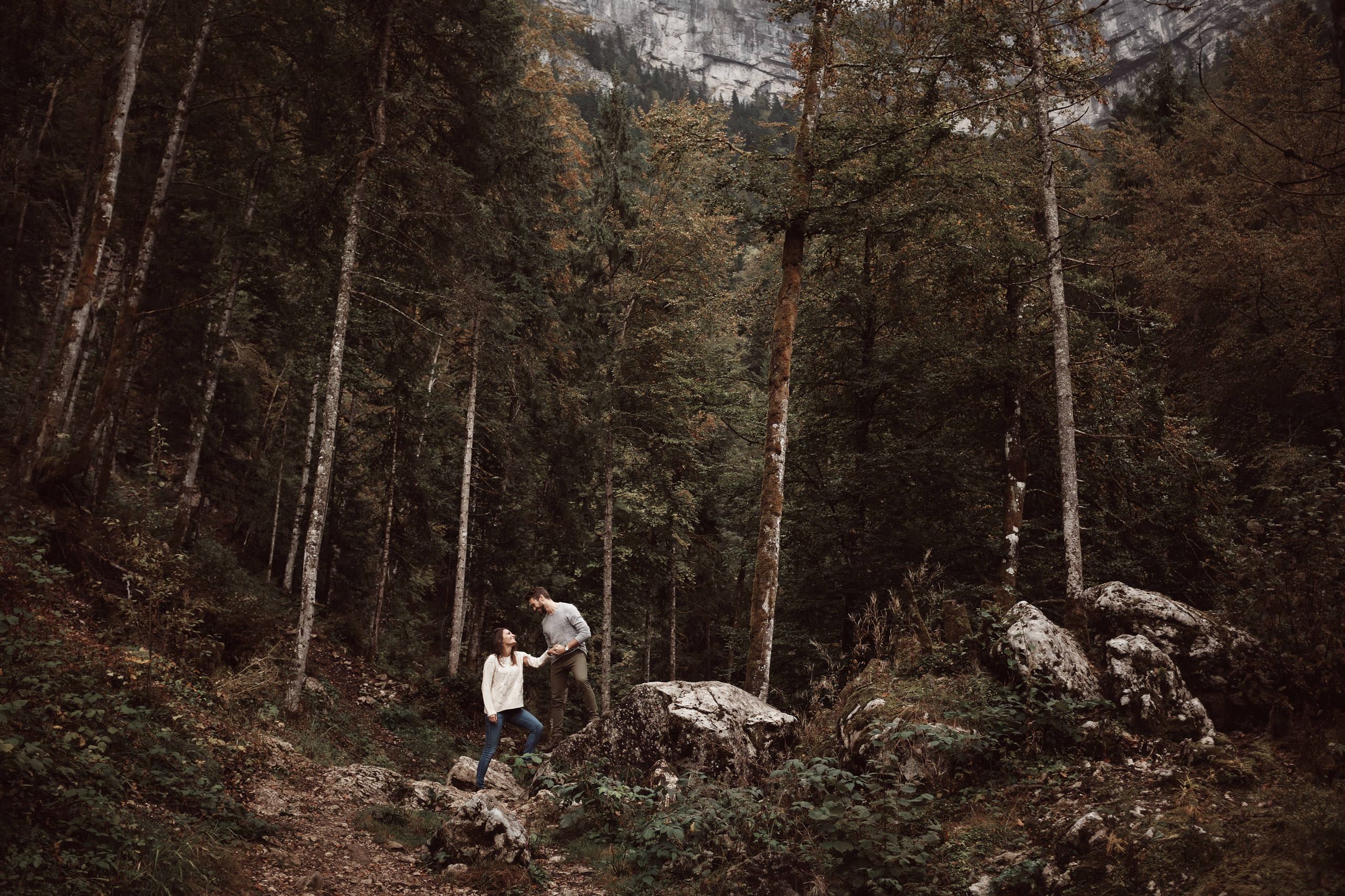 Séance photo de couple en Chartreuse à l'automne au cirque de Saint Même