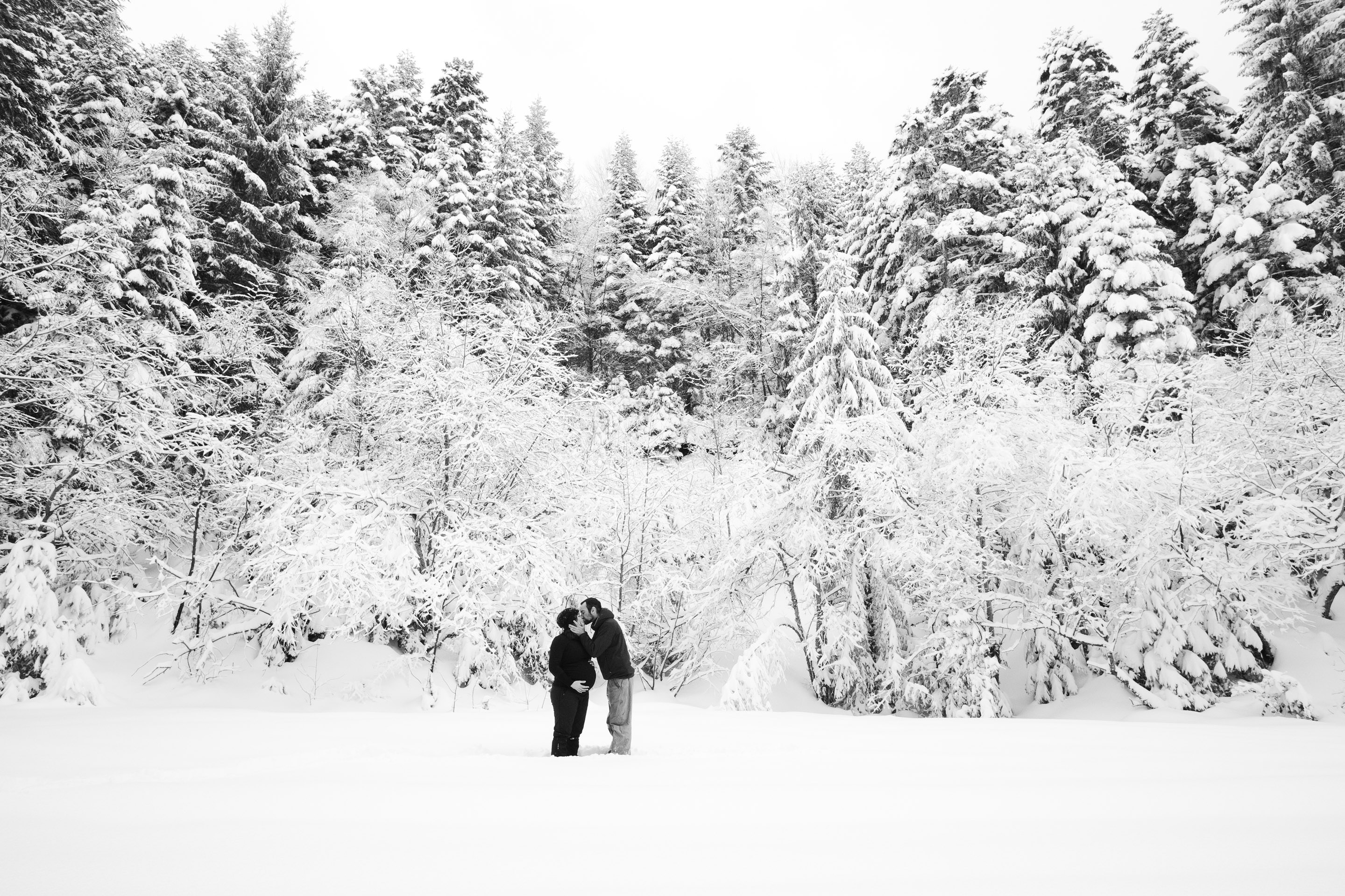 Séance photo grossesse aventure à Chamrousse sous la neige