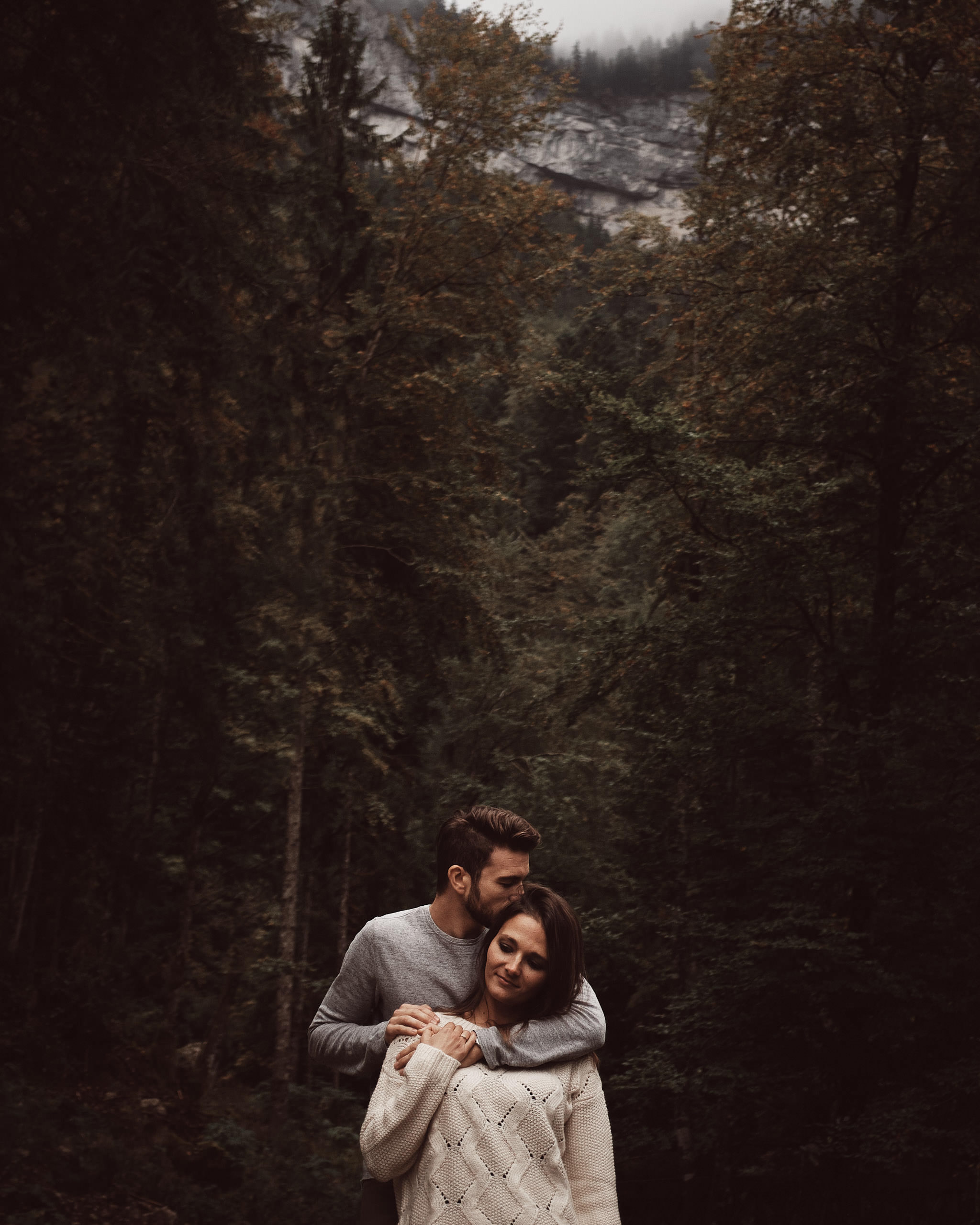 Proche Chambéry : photo de couple en Chartreuse au cirque de Saint Même