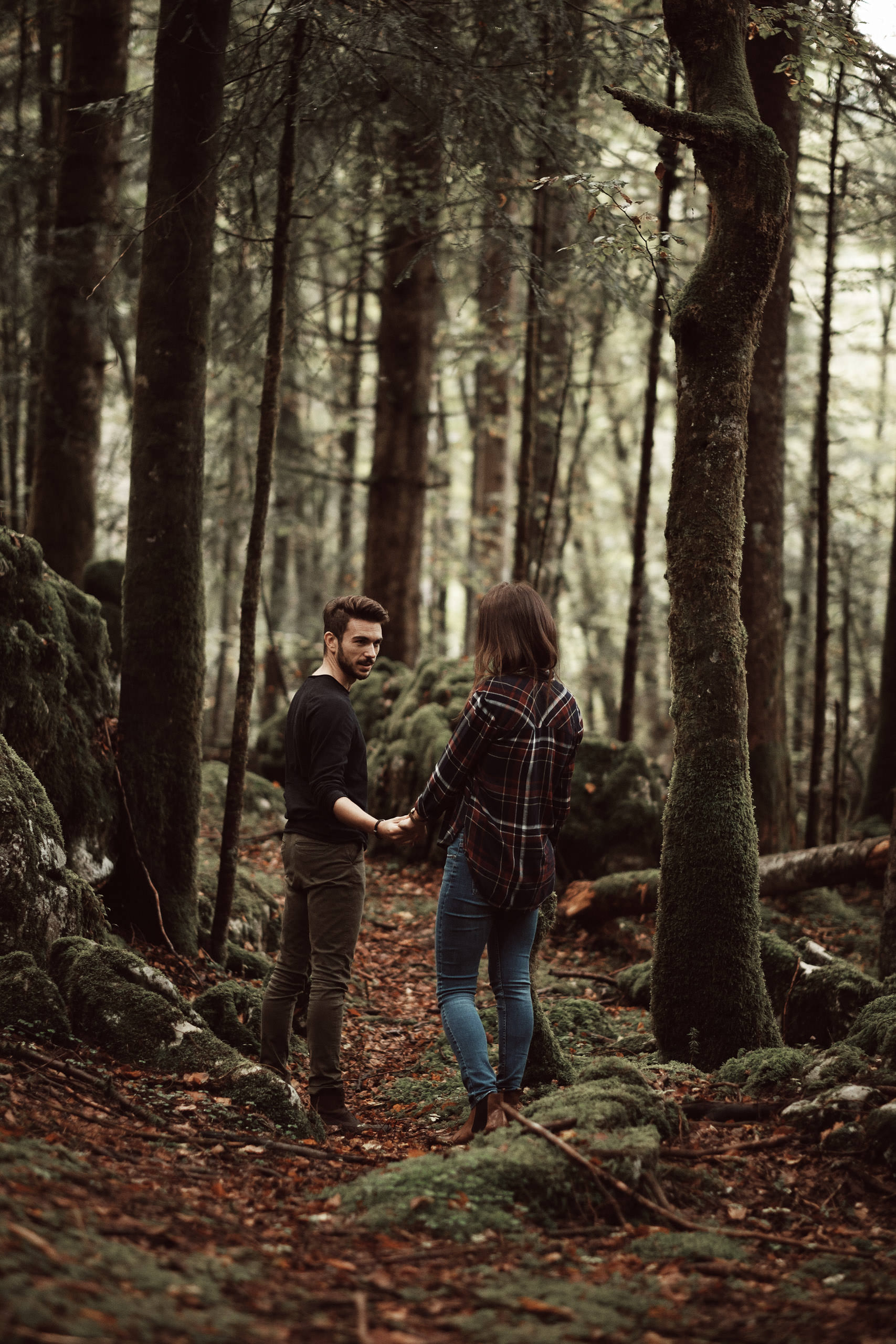 Séance photo de couple en forêt au cirque de Saint Même