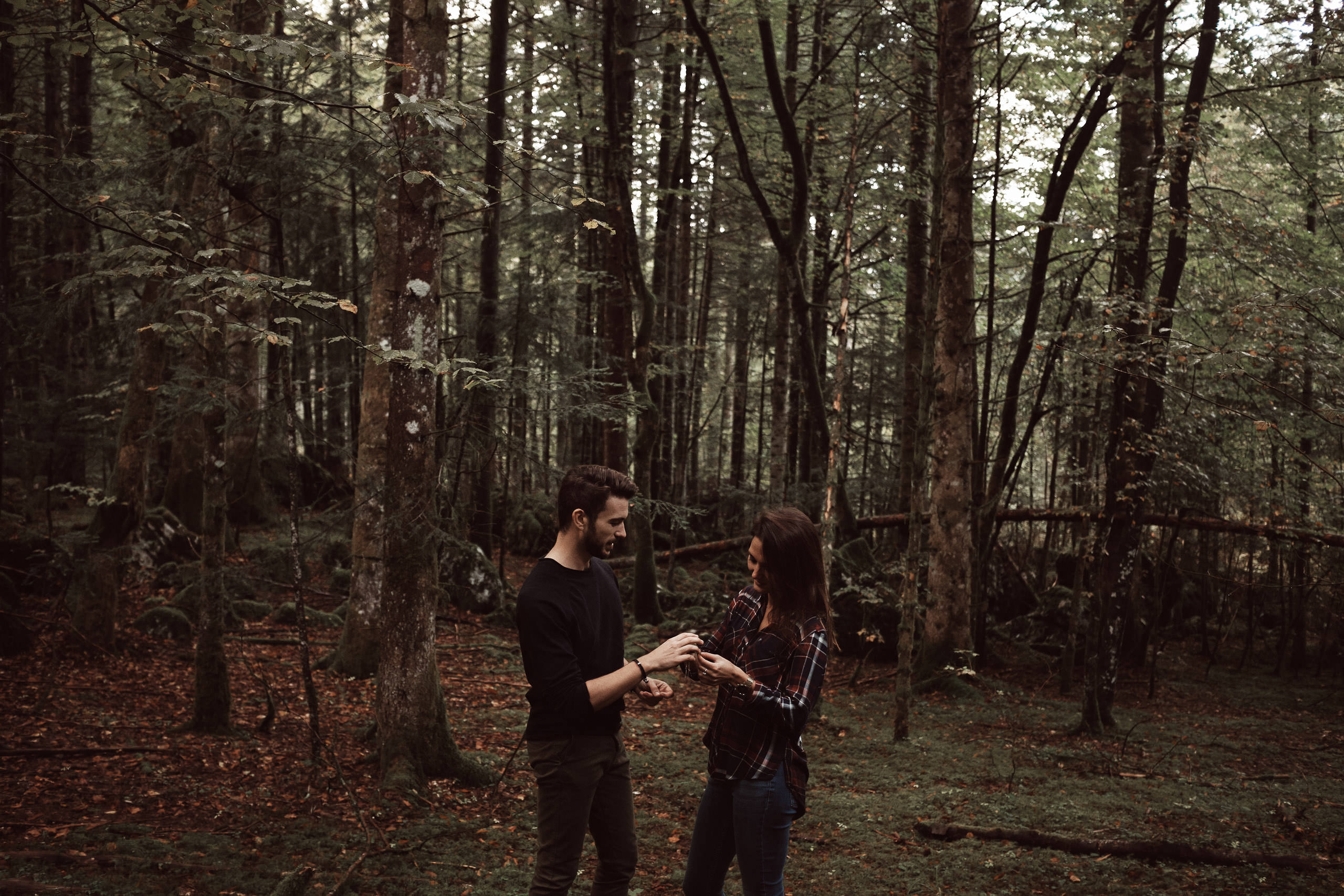 Séance photo de couple en Chartreuse à l'automne au cirque de Saint Même