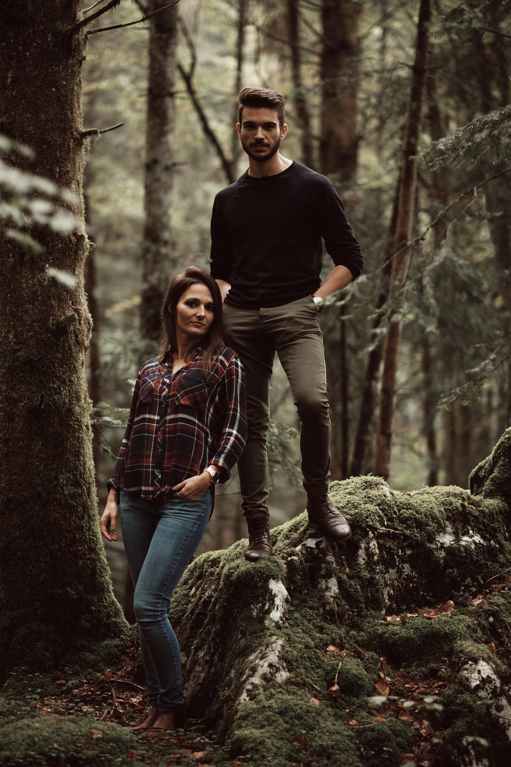 Séance photo de couple en forêt au cirque de Saint Même au cirque de Saint Même