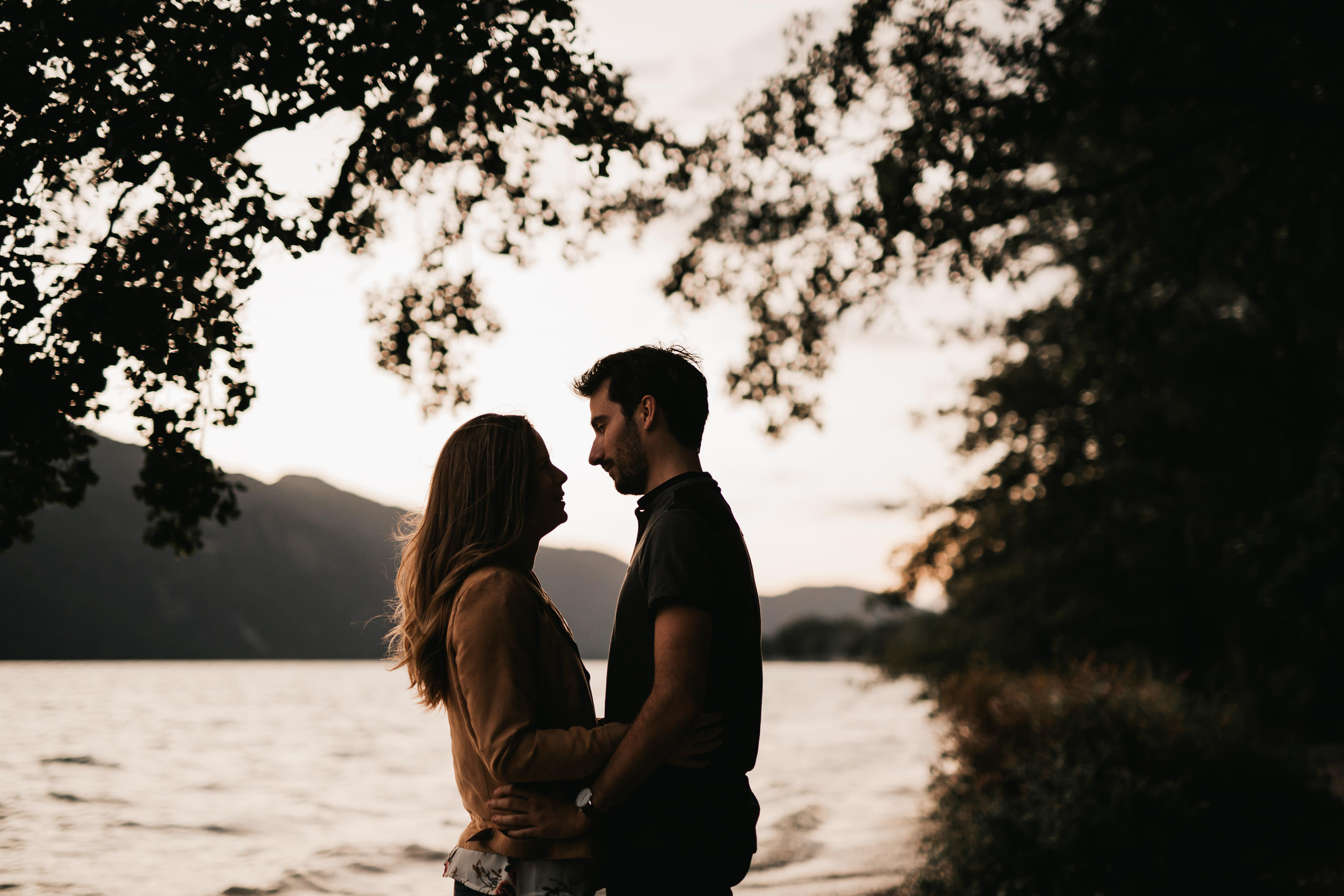 Séance photo de couple Aix-les-Bains au bord du lac du Bourget