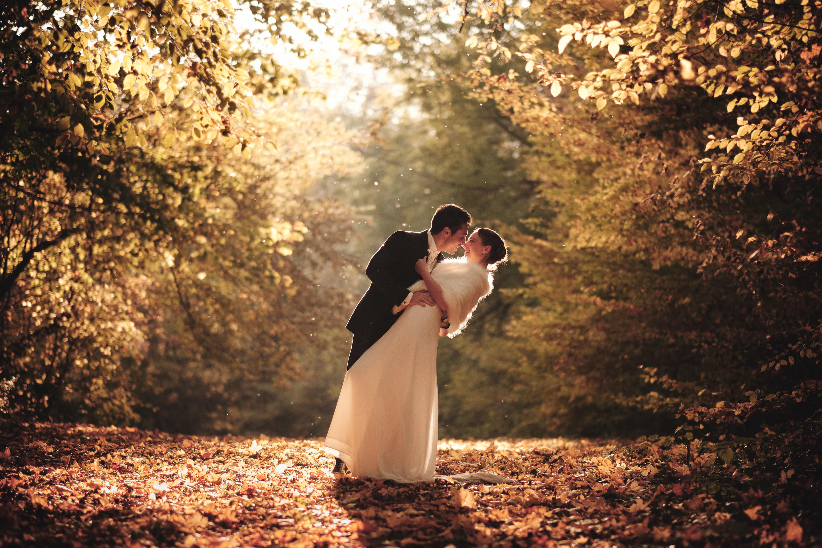 Séance photo de mariage day after à deux pas de Chambéry en forêt à l'automne