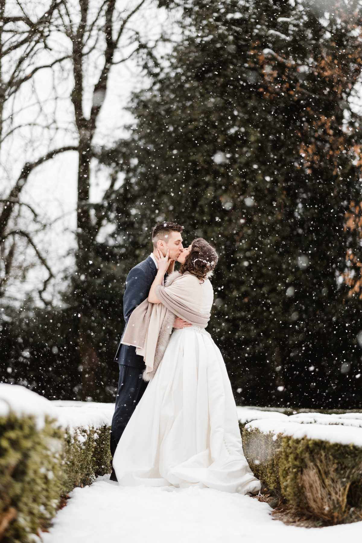 Un mariage sous la neige en hiver