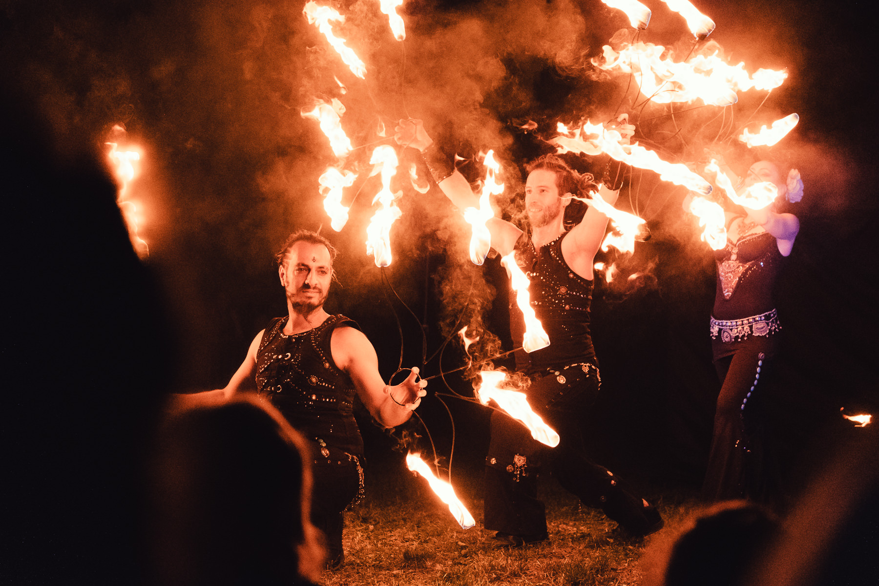 Compagnie Manda Lights, spectacle de feu et de pyrotechnie, photographiée à La Ravoire en 2018 à l'occasion de la fête de La Saint Jean