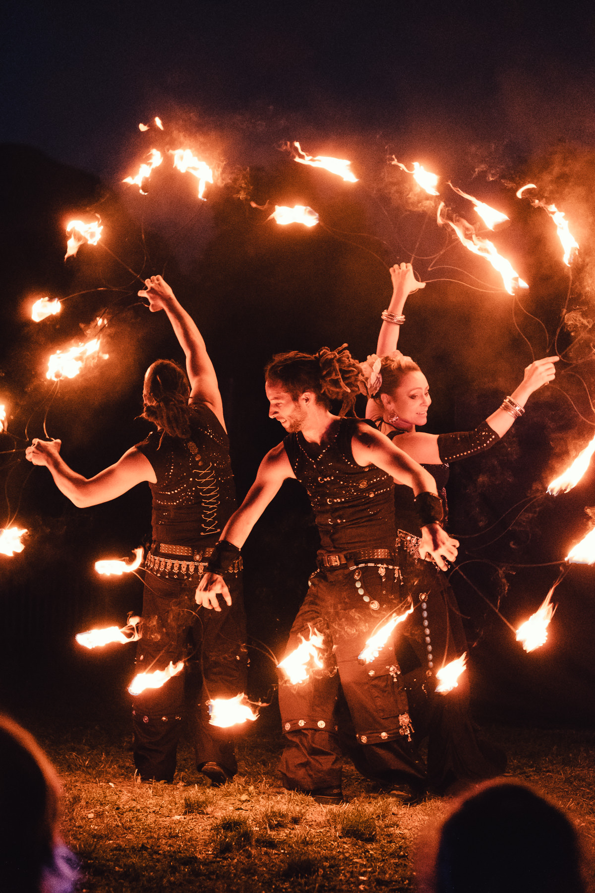 Compagnie Manda Lights, spectacle de feu et de pyrotechnie, photographiée à La Ravoire en 2018 à l'occasion de la fête de La Saint Jean