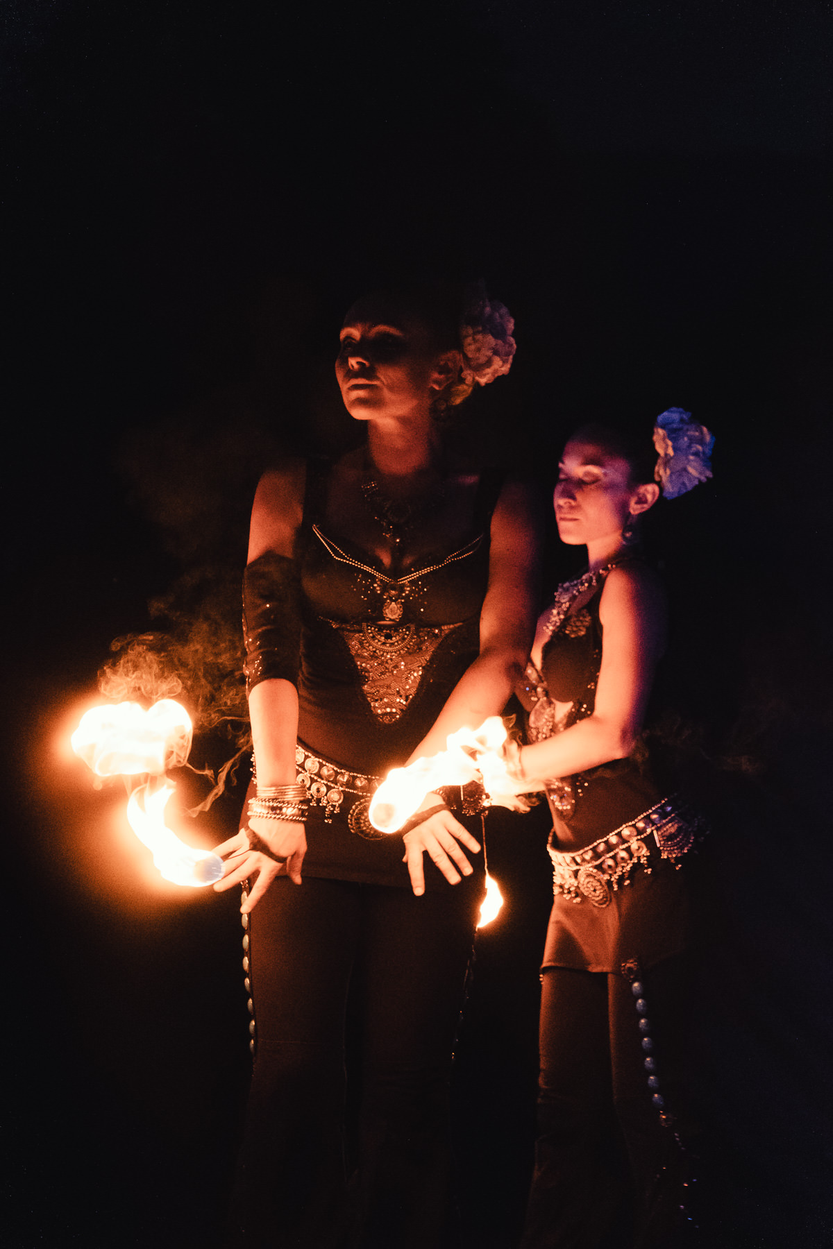 Compagnie Manda Lights, spectacle de feu et de pyrotechnie, photographiée à La Ravoire en 2018 à l'occasion de la fête de La Saint Jean