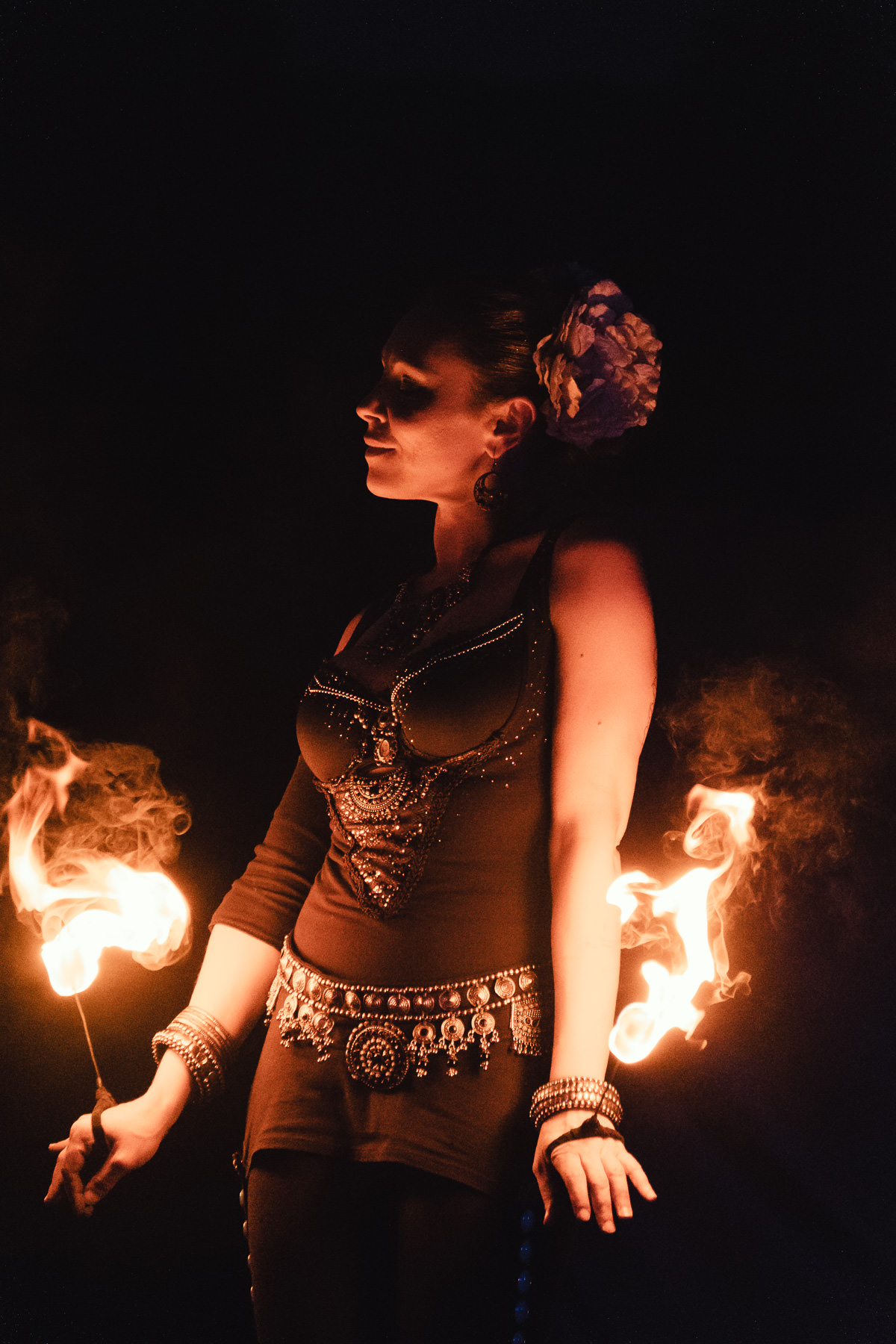 Compagnie Manda Lights, spectacle de feu et de pyrotechnie, photographiée à La Ravoire en 2018 à l'occasion de la fête de La Saint Jean