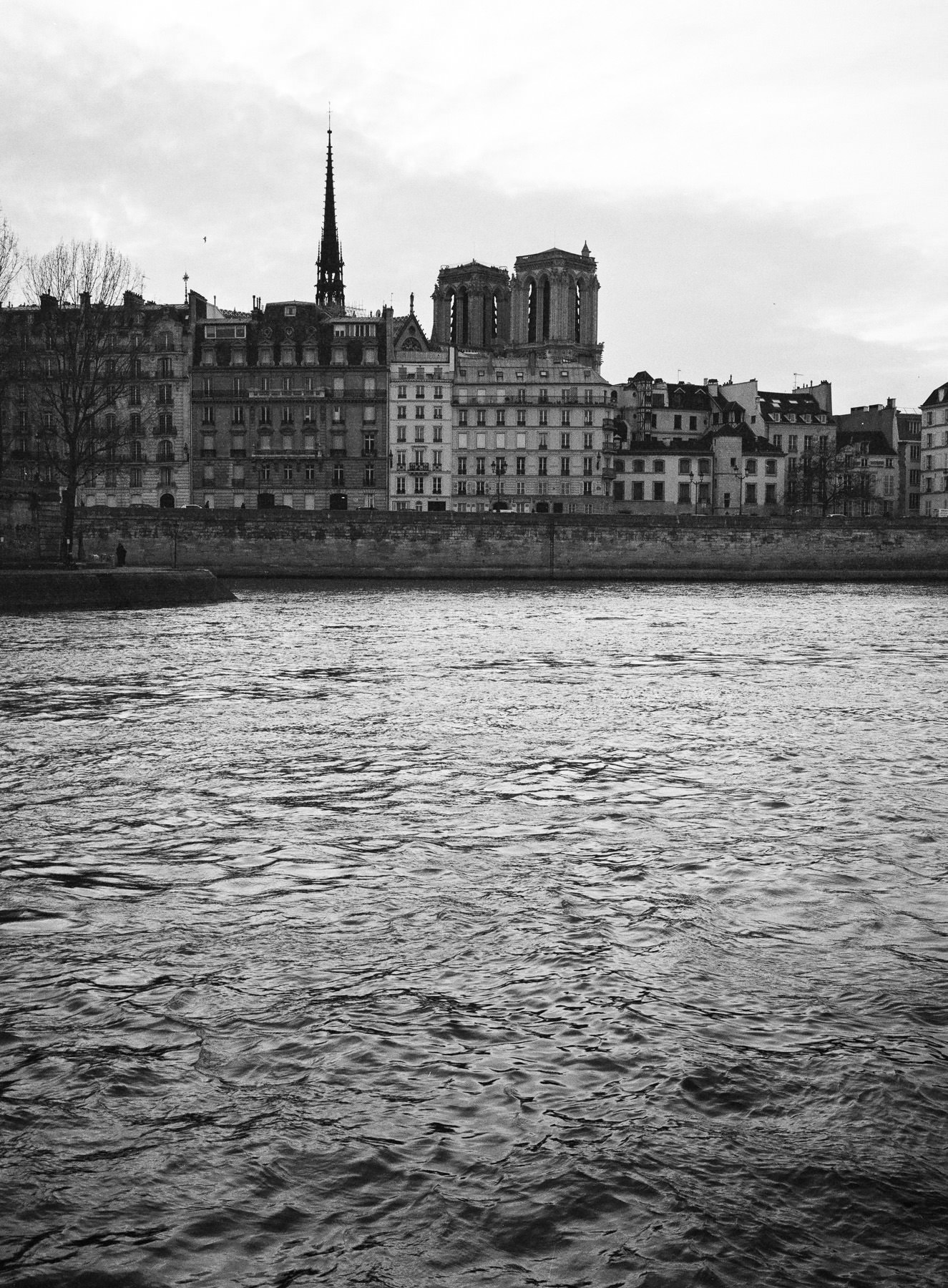 Paris, La Seine, Notre-Dame, Fujifilm GA 645 + HP5