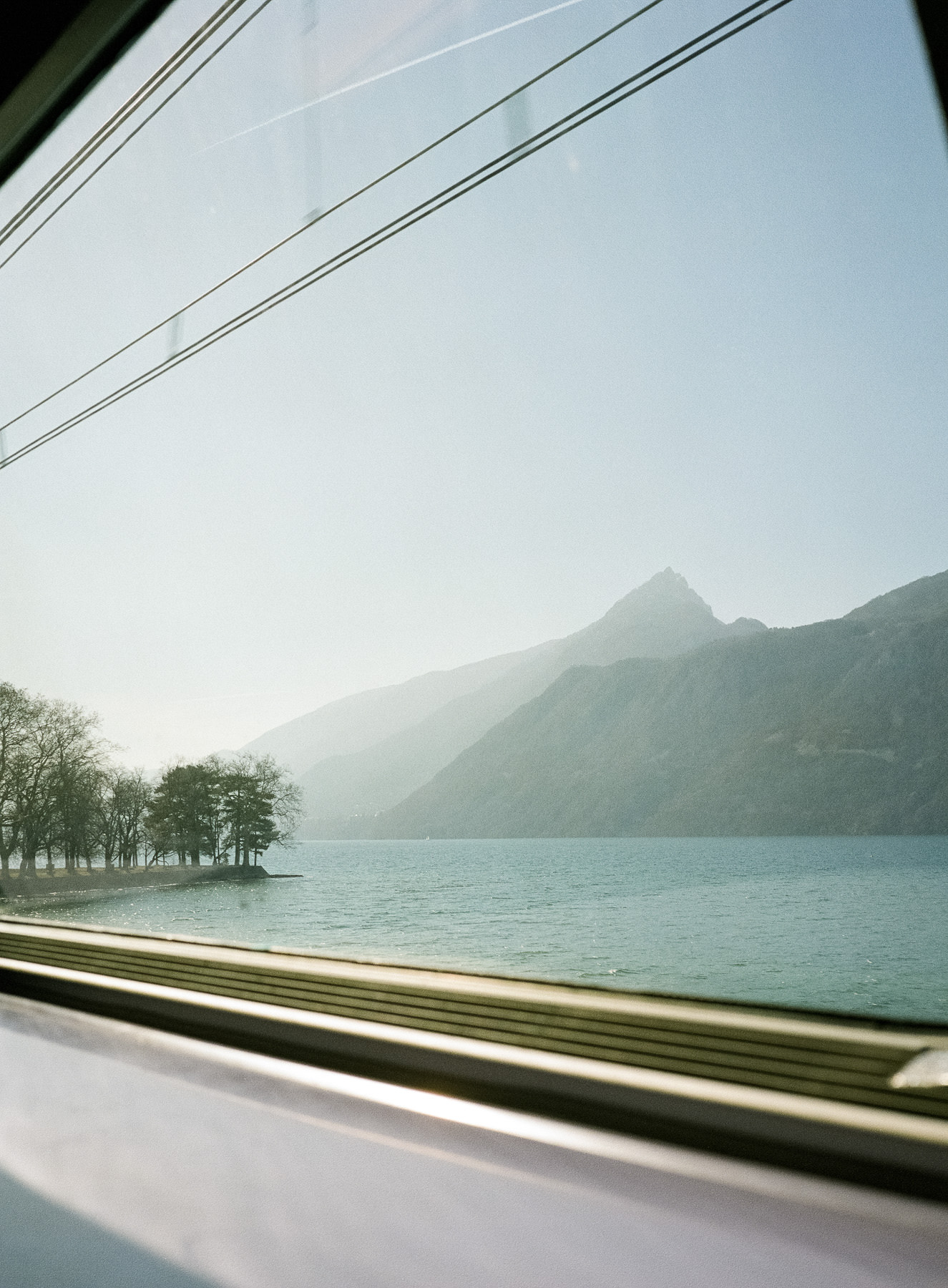 Le lac du Bourget et la Dent du Chat vu depuis le TGV retour